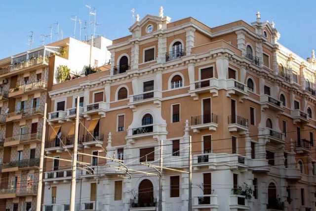 Bari, quel solenne edificio anni 30 nascosto dalla ferrovia: � il "barocco" Palazzo Noli